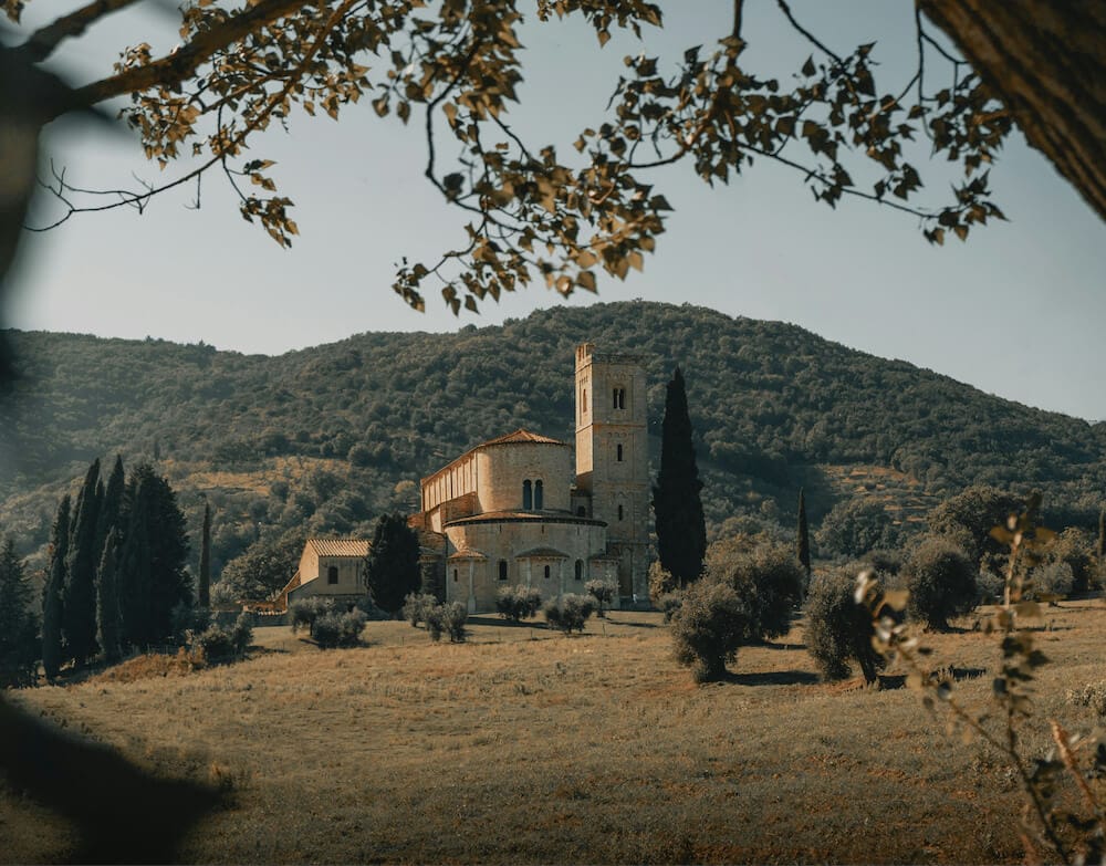 L'Abbazia di Sant'Antimo vista da lontano