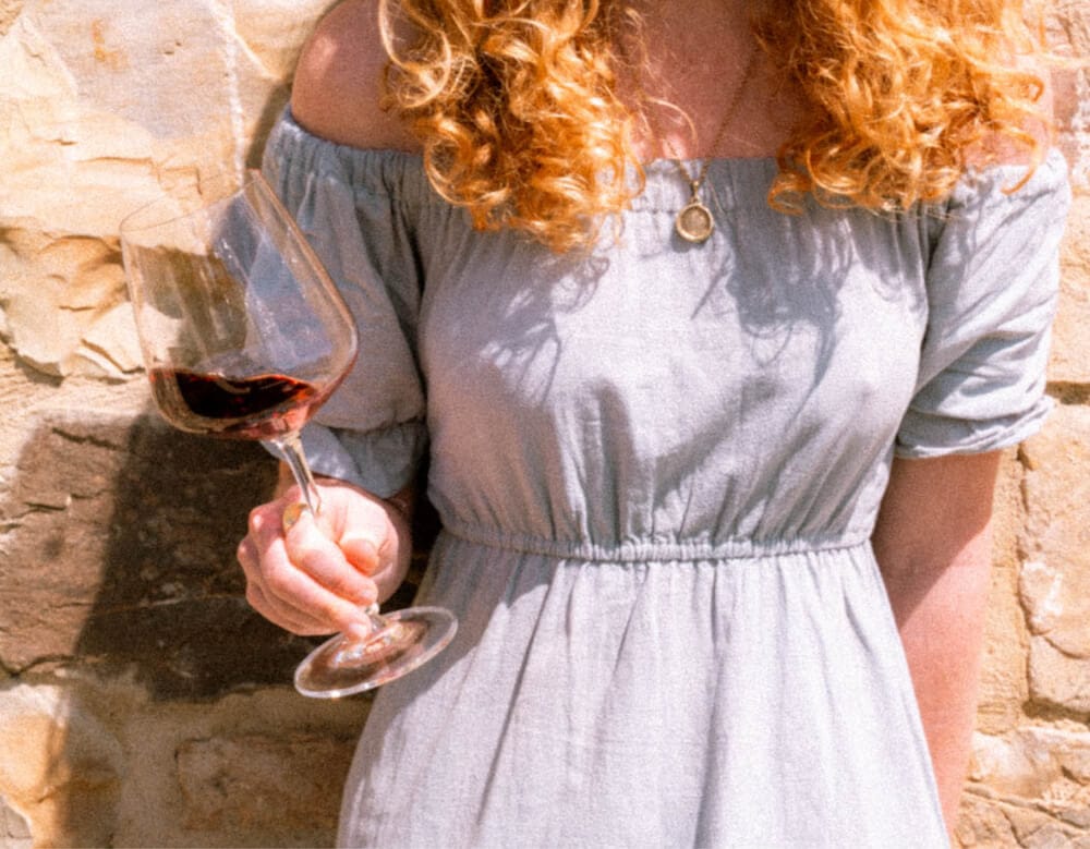 ragazza impegnata in wine tasting